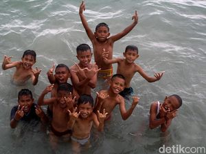 Potret Keceriaan Anak-anak di Perbatasan RI Bermain Air