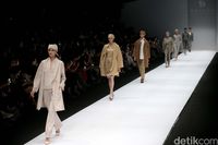 Karya Auguste Soesastro membuka Dewi Fashion Knights di penutupan Jakarta Fashion Week 2020.