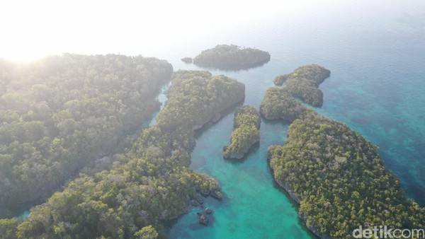Di sepanjang perjalanan, kita bisa melihat beberapa pulau kecil dengan hamparan pasir putih. Mendekati Pulau Bair, ada sebuah pulau yang digunakan untuk budi daya mutiara (Foto: Didik Dwi Haryanto/detikcom) Di sepanjang perjalanan, kita bisa melihat beberapa pulau kecil dengan hamparan pasir putih. Mendekati Pulau Bair, ada sebuah pulau yang digunakan untuk budi daya mutiara (Foto: Didik Dwi Haryanto/detikcom)