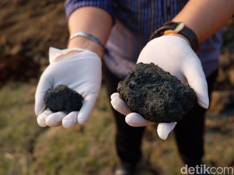 Hiii.. Lumpur Beracun dan Bau Dikubur di Lahan Perumahan Karawang