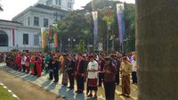 Rayakan Sumpah Pemuda, Sri Mulyani 'Diserbu' Warna-warni Baju Adat
