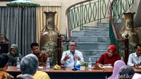Diskusi yang digelar oleh Center for Dialogue and Cooperation Among Civilisations (CDCC) tersebut dihadiri antara lain oleh Ketua CDCC Din Syamsuddin, pengamat politik Chusnul Mariyah, Wakil Ketua MPR RI Ahmad Basarah, Ketua Umum PAN yang juga Wakil Ketua MPR RI Zulkifli Hasan dan Sekjen Partai Perindo Ahmad Rofiq.