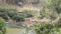 Daendels membuat jembatan untuk menyebrang Sungai Citarum yang airnya berwarna kehijauan di musim kemarau di sini. Jembatan itu kini telah dirobohkan (Yudha/detikcom)  