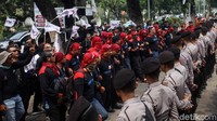 Jika naik 16%, maka UMP 2020 di DKI Jakarta mencapai Rp 4,6 juta/bulan. Sedangkan jika mengikuti ketentuan usulan pemerintah pusat yang kenaikan UMP sebesar 8,51%, maka jika dinominalkan hanya Rp 4,2 juta/bulan.