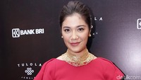 Istri Nadiem Makarim itu tampil kece dan cetar dengan dress merahnya. Pool/Palevi S/detikFoto.