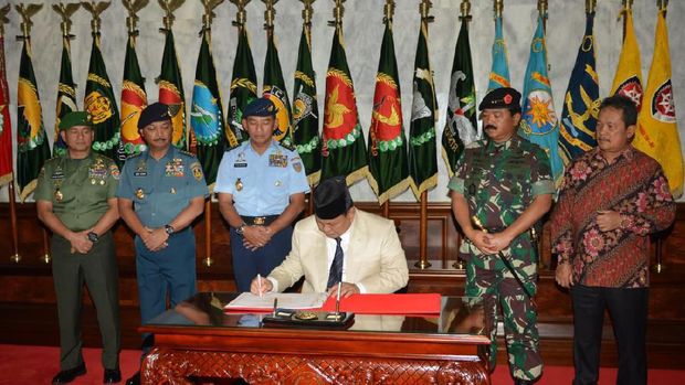 Menhan Prabowo Subianto saat mengunjungi Mabes TNI