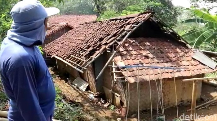Puting Beliung Rusak Belasan Rumah di Cibadak Sukabumi