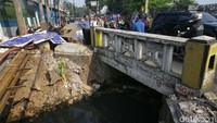 Sejumlah anggota DPRD DKI Jakarta terlihat mendatangi lokasi tersebut untuk berdiskusi dengan pihak kontraktor terkait penutupan jalan.