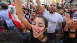 Luapan Kegembiraan Demonstran Usai PM Lebanon Umumkan Pengunduran Diri