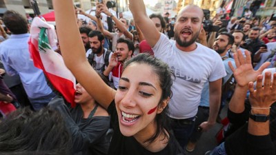 Luapan Kegembiraan Demonstran Usai PM Lebanon Umumkan Pengunduran Diri