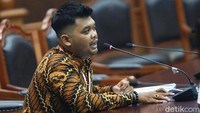 Advokat Gregorius Yonathan Deowikaputra selaku pemohon menyampaikan paparannya pada sidang pengujian formil mengenai Perubahan Kedua Atas Undang-Undang Nomor 30 Tahun 2002 tentang Komisi Pemberantasan Tindak Pidana Korupsi.