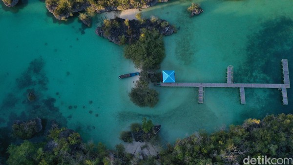 Pulau Bair merupakan sebuah pulau kecil di Provinsi Maluku Tenggara. Kemahsyurannya mungkin jauh di bawah Raja Ampat, tetapi kemolekannya tidak kalah dengan primadona itu (Foto: Didik Dwi Haryanto/detikcom) Pulau Bair merupakan sebuah pulau kecil di Provinsi Maluku Tenggara. Kemahsyurannya mungkin jauh di bawah Raja Ampat, tetapi kemolekannya tidak kalah dengan primadona itu (Foto: Didik Dwi Haryanto/detikcom)