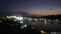 Saat malam menjelang masih ada warna kekuningan di langit Labuan Bajo (Foto: Ahmad Masaul Khoiri/detikcom)
