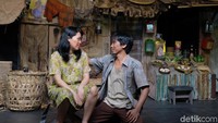 Jian dan Juhro tampak berdebat tentang anak yang akan dilahirkan di tempat kumuh tempat tinggal mereka.  Foto: Tia Agnes/ detikHOT