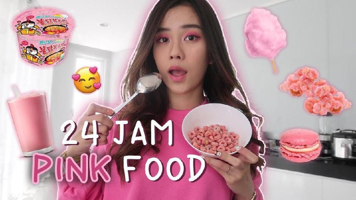 YouTuber Ini Hobi Makan Unik Seharian Cuma Santap Makanan 