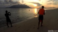 Agar keindahan pulau dan ekosistem laut di sana tetap terjaga kelestariannya, para pengunjung diharapkan untuk membawa kembali sampah plastik yang digunakan selama berwisata ke Pulau Senoa. Hal itu menjadi salah satu upaya agar sampah tersebut tak mencemari laut dan lingkungan di pulau tersebut.