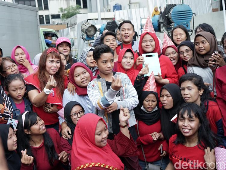 Resmi Jadi Artis! Aksi Betrand Peto bersama Fansnya