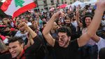 Luapan Kegembiraan Demonstran Usai PM Lebanon Umumkan Pengunduran Diri