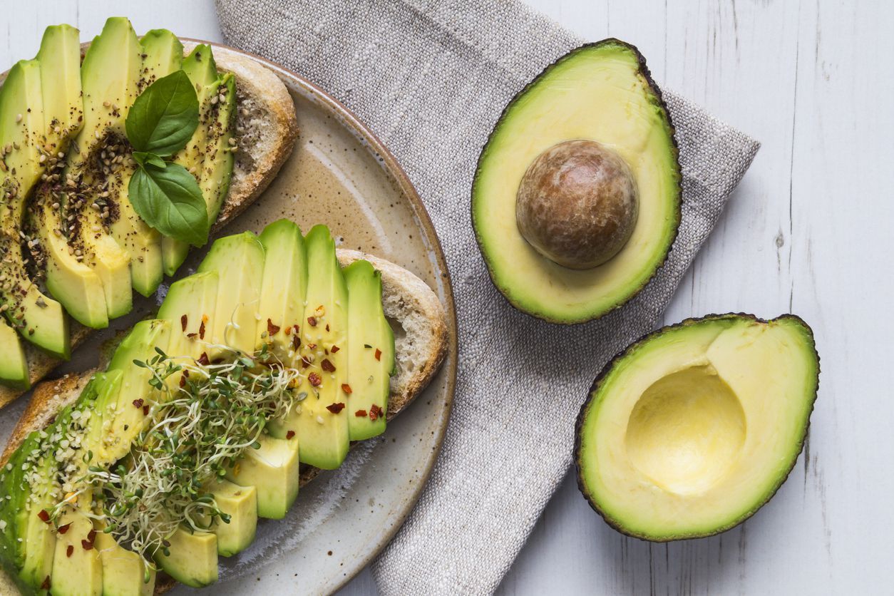 For lovers of a healthy lifestyle and for those who lose weight and keep fit,, an organic salad of leaves, tomatoes and avocados, seasoned with olive oil, is the most desirable daily diet