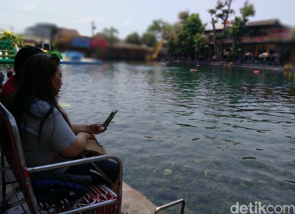 Umbul Ponggok merupakan kolam dengan ukuran 100x50 meter, airnya yang berasal dari mata air. Kealamian airnya sangat terjaga. (Foto: Achmad Syauqi/detikcom) Umbul Ponggok merupakan kolam dengan ukuran 100x50 meter, airnya yang berasal dari mata air. Kealamian airnya sangat terjaga. (Foto: Achmad Syauqi/detikcom)