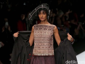 Reinkarnasi Limbah dan Ulos Antik Jadi Penutup Manis JFW 2020