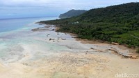 Deburan ombak terdengar cukup jelas di pantai tersebut, pasalnya Pantai Sinimpak cukup sepi sehingga membuat pengunjung yang datang ke sana serasa sedang berada di pantai pribadi.