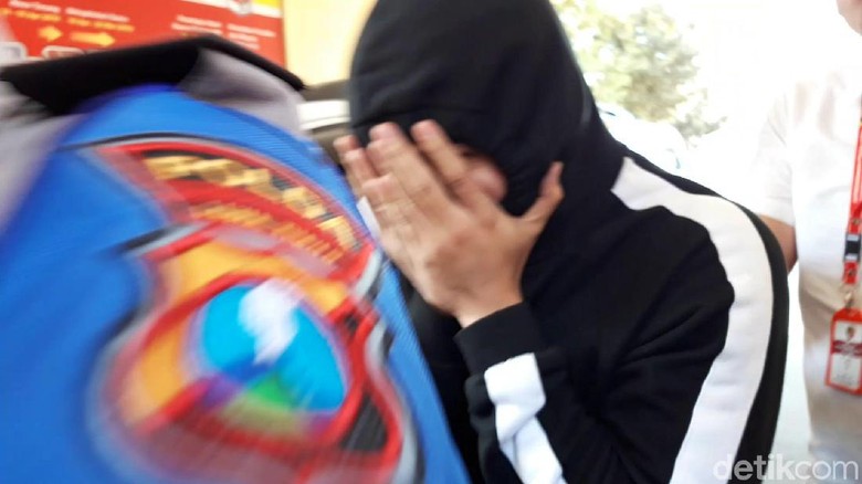 Polisi Dalami Peran Bos Muncikari Prostitusi Online yang Tawarkan Para Artis Polisi Dalami Peran Bos Muncikari Prostitusi Online yang Tawarkan Para Artis