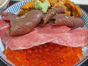 Mau Coba? Ini Rice Bowl Isi Wagyu Panggang dan Sashimi Tuna