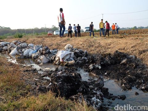 Hiii.. Lumpur Beracun dan Bau Dikubur di Lahan Perumahan Karawang