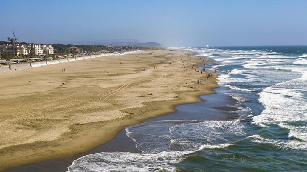 Pantai Favoritmu Terancam Hilang Karena Krisis Iklim dan Pembangunan