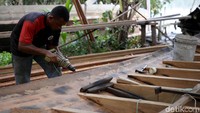 Kapal pompong dibuat dari kayu meranti.