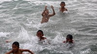 Kegiatan berenang dan bermain air ini jadi salah satu aktivitas rutin yang dilakukan oleh anak-anak di Natuna kala sore hari.