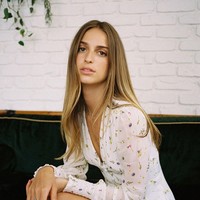 Sudah bisa diketahui dari namanya, Princess Talita Natasha von Fursterberg bukanlah orang sembarangan. Selain berdarah biru, wanita tersebut juga punya hubungan dengan desainer Diane von Furstenberg. Talita memang merupakan cucu dari perancang tersebut dan bagian dari keluar ningrat House of Fürstenberg. Foto: Instagram @tvf