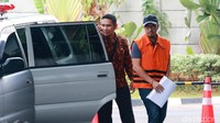 Tersangka Pejabat Pembuat Komitmen (PPK) Dinas Pekerjaan Umum Kabupaten Muara Enim itu kembali jalani pemeriksaan lanjutan di gedung Merah Putih.