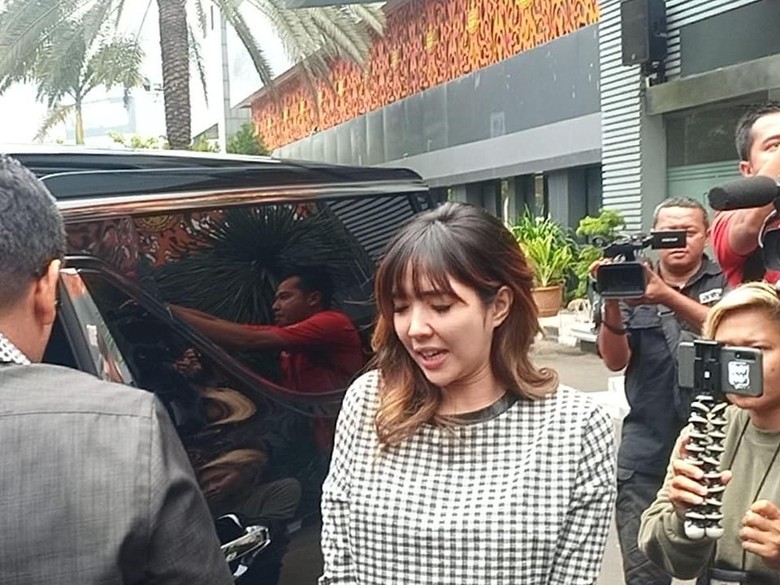Foto: Gisel berikan bukti baru terkait kasus fitnah video porno (Wildan/detikcom) Foto: Gisel berikan bukti baru terkait kasus fitnah video porno (Wildan/detikcom)