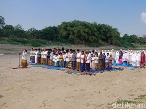 Berharap Hujan, Warga Lamongan Salat Istisqa di Bengawan Solo yang Kering
