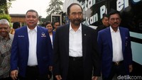 Tak sendiri, Surya Paloh ditemani Sekjen NasDem yang kini telah menjabat Menkominfo, Johnny G Plate.