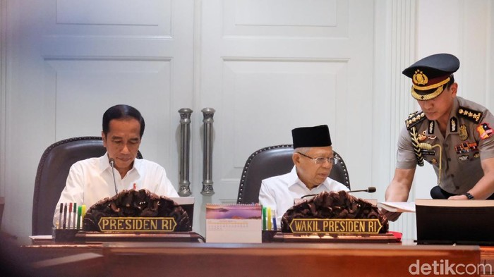Jokowi memimpin rapat perdana. Dalam rapat ini dibahas soal ekonomi global hingga omnibus law