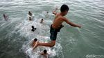 Potret Keceriaan Anak-anak di Perbatasan RI Bermain Air