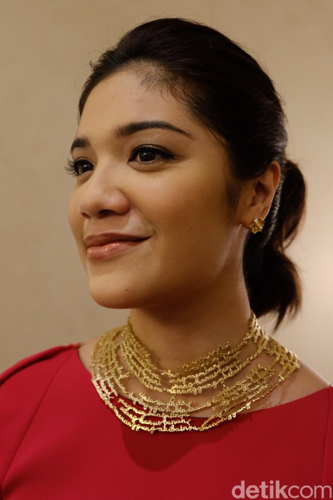 Sri menambahkan bahwa kalung yang diberi nama Hujan Kata itu diambil dari tulisan Pramoedya Ananta Toer dalam bukunya yang berjudul Bumi Manusia. Pembuatannya pun sekitar tiga minggu dengan metode penulisan tangan. Foto: Anggi Mayasari/Wolipop