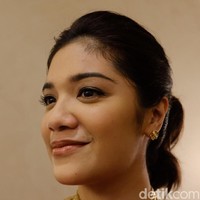 Sri menambahkan bahwa kalung yang diberi nama Hujan Kata itu diambil dari tulisan Pramoedya Ananta Toer dalam bukunya yang berjudul Bumi Manusia. Pembuatannya pun sekitar tiga minggu dengan metode penulisan tangan. Foto: Anggi Mayasari/Wolipop