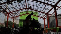 Sebelum dibuang sampah tersebut dipilah antara organik dan anorganik dengan tujuan dapat didaur ulang di bank sampah DKI Jakarta.
