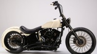 Motor custom berkapasitas 1.570cc itu selesai dibalut dengan warna putih pearlescent, ditambah dengan detail gaya Amerika Meksiko, aksesoris komponen berlapis emas. Foto: dok. Visordown