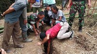 Tanah retak tersebut terjadi di Kampung Sukasari, Desa Mekarsari, Kecamatan Cikajang.