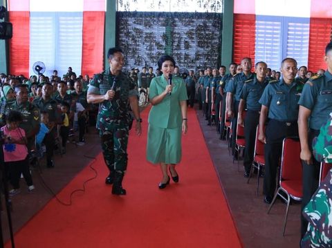KSAD Jenderal TNI Andika Perkasa bersama Ketum Persit KCK Hetty Andika Perkasa saat tiba di Bali