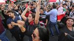 Luapan Kegembiraan Demonstran Usai PM Lebanon Umumkan Pengunduran Diri
