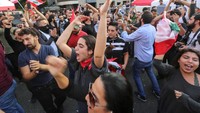 Pengunduran diri Hariri disambut gembira para demonstran yang telah turun ke jalan sejak 17 Oktober lalu. Foto: REUTERS/Aziz Taher