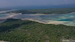Foto Drone: Pantai yang Pasirnya Memanjang ke Depan 2 Km