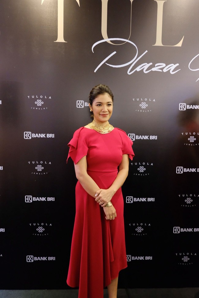 Mengenakan dress merah, Franka melengkapi penampilannya dengan kalung unik yang berdesain untaian kata-kata. Sang desainer, Dewi Sri Luce Rusna mengungkapkan bahwa kalung yang dikenakan oleh Franka hanya diproduksi satu. Foto: Anggi Mayasari/Wolipop