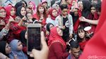 Resmi Jadi Artis! Aksi Betrand Peto bersama Fansnya